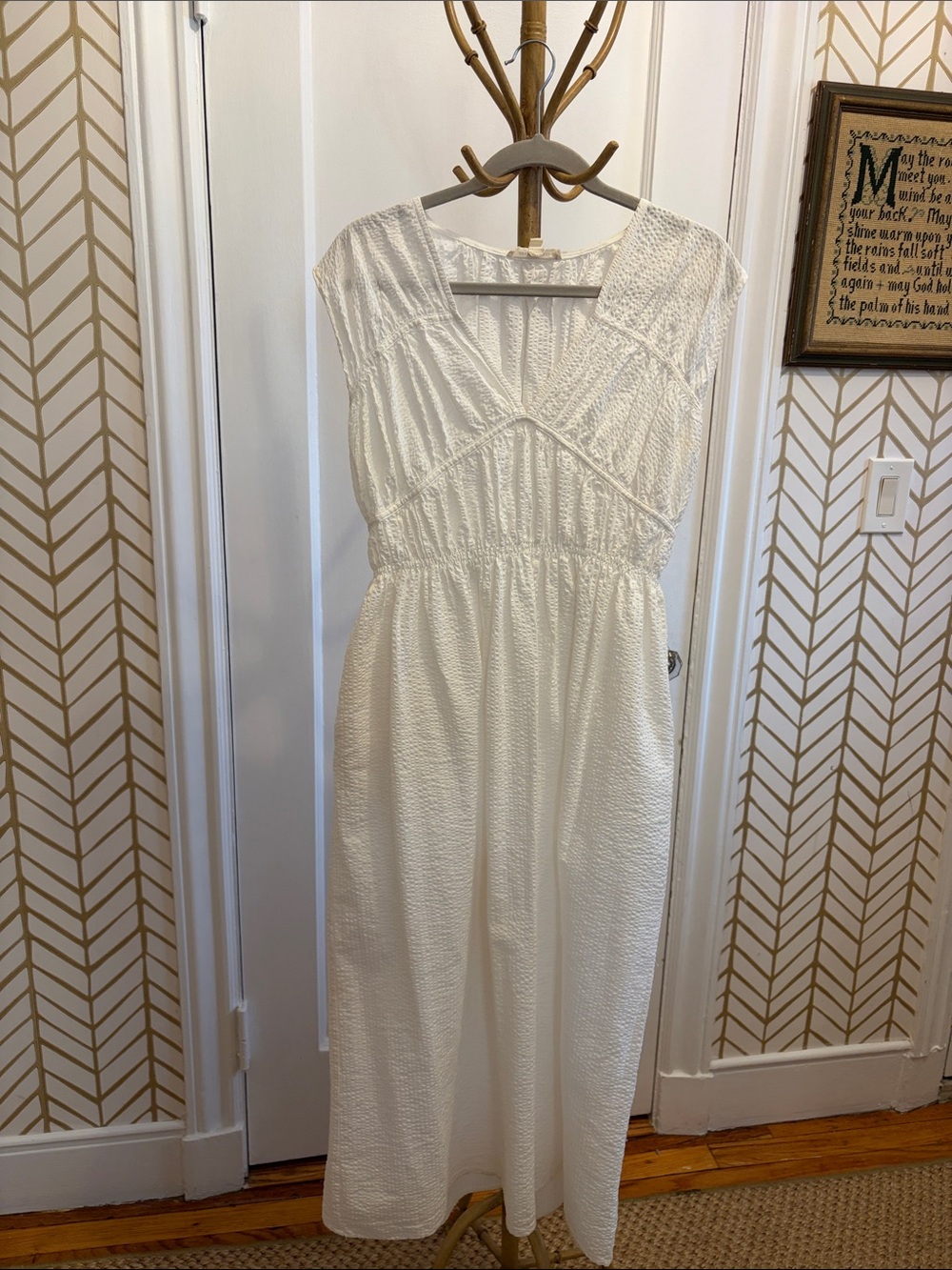 Textured White Midi Dress with V-Neck and Elastic Waist